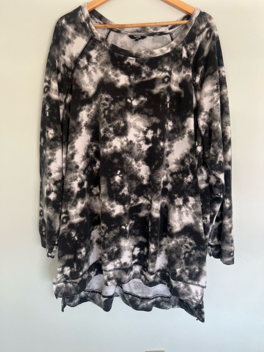 Sweatshirt with pockets blank and white